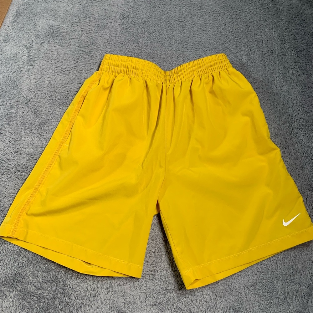 Nike boy’s Yellow Sports Shorts large